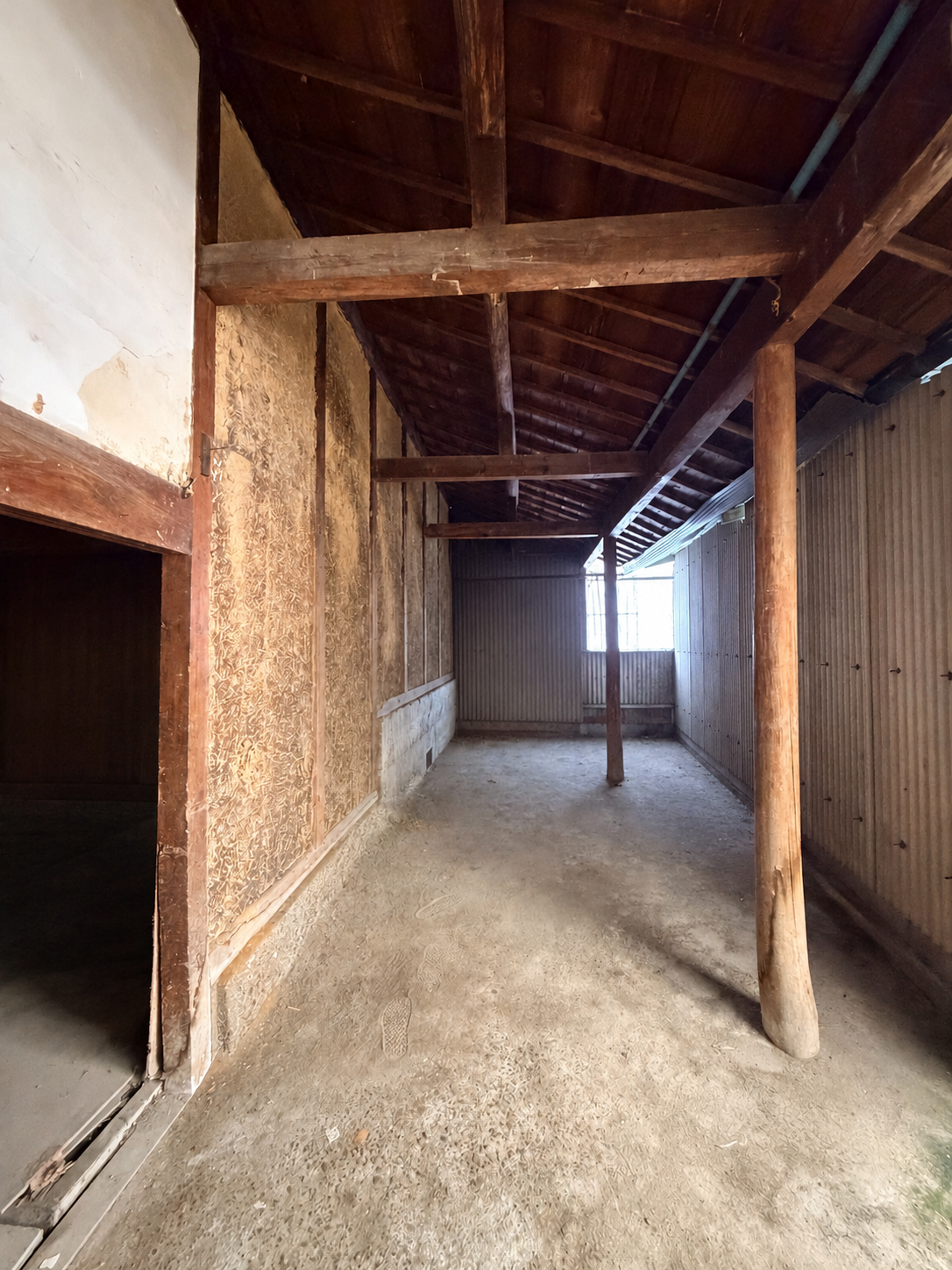 伊川谷町長坂 戸建の納屋入口